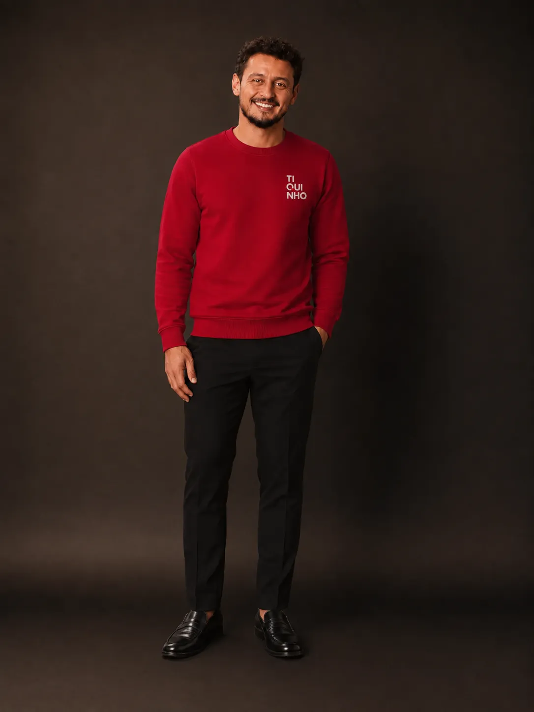 Profissional vestindo moletom corporativo vermelho Tiquinho