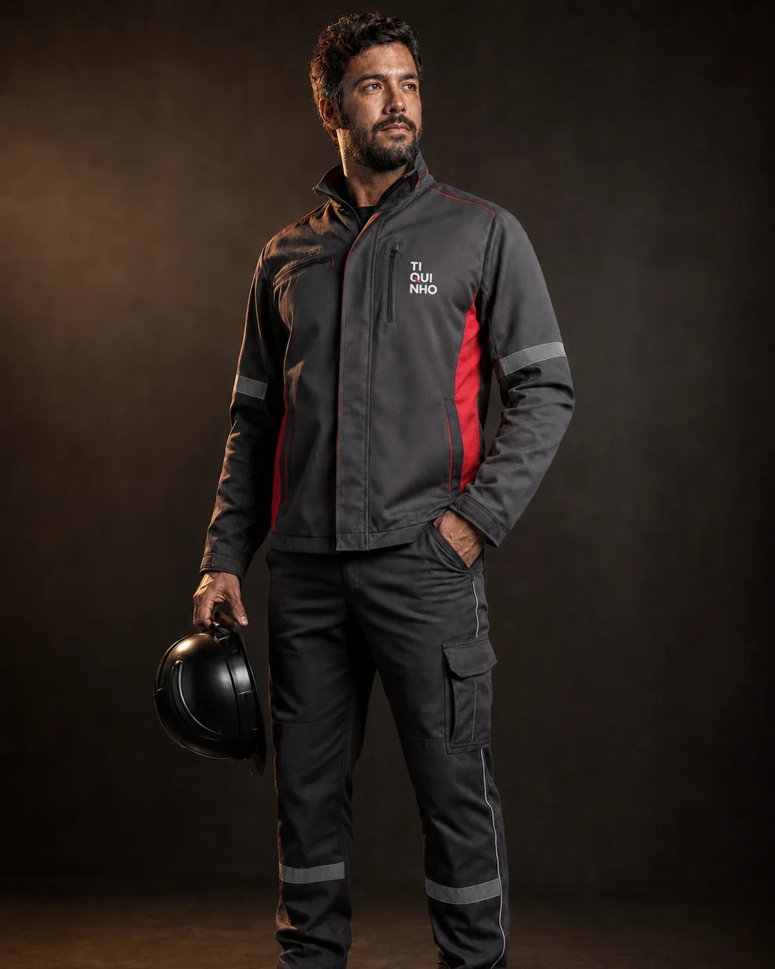 Profissional com uniforme técnico grafite e vermelho Tiquinho