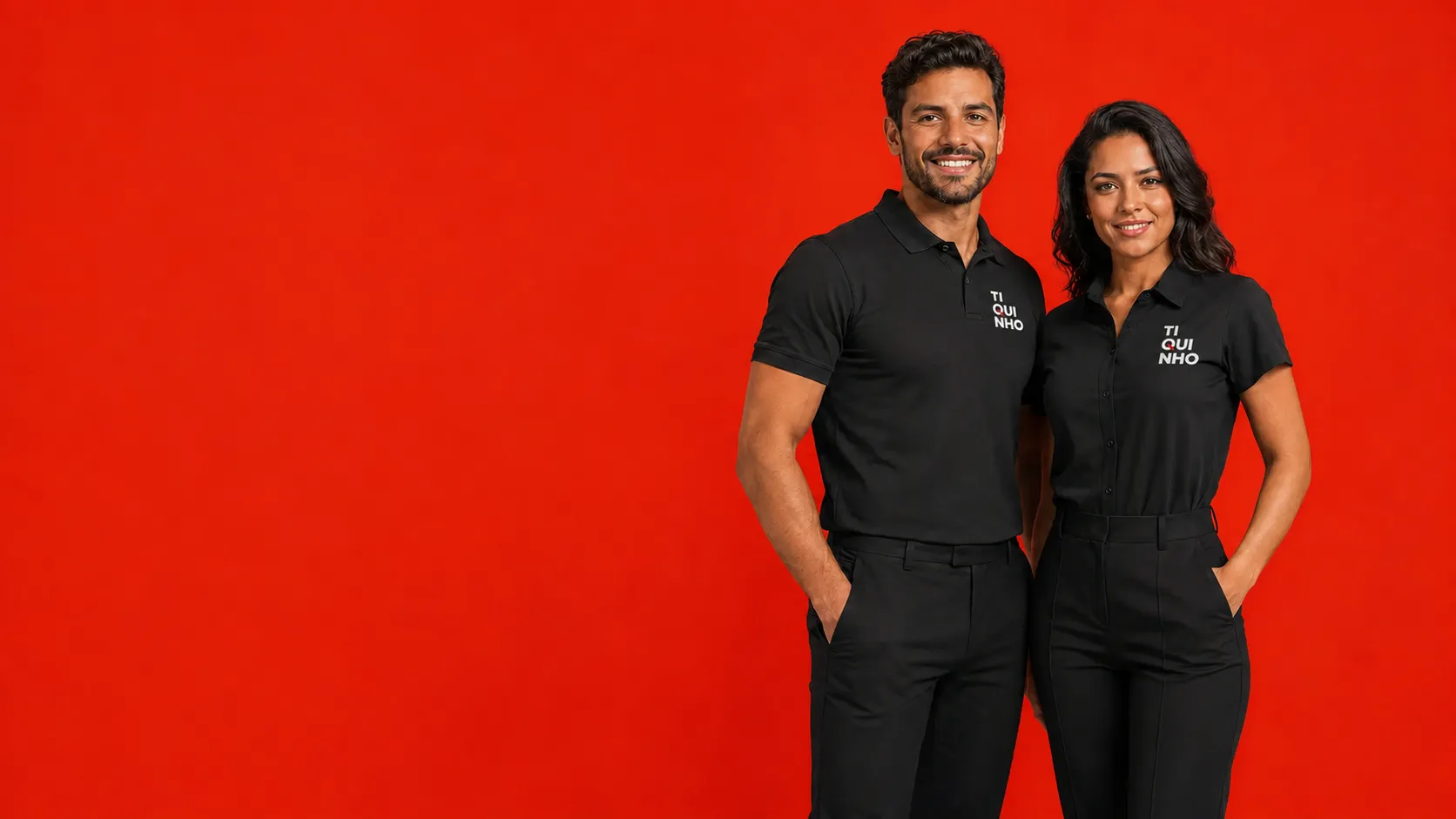 Profissionais brasileiros vestindo uniformes corporativos personalizados Tiquinho